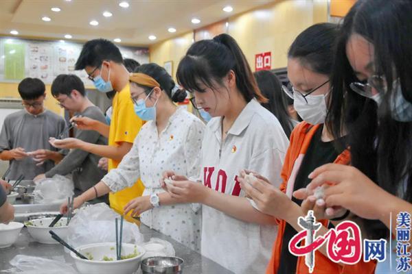 点击图片翻到下一页>> 永乐高官方网站公司党委:特别的爱送给特别的你